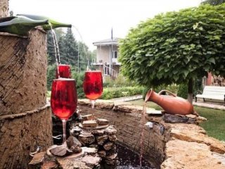 Червено вино се лее от фонтан в Италия 24 часа