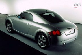 
Audi TT се появява за първи път в концептуална форма, с вдъхновени от Баухаус линии, на автомобилното изложение във Франкфурт през 1995 г. 