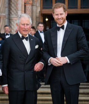 Принц Хари ще присъства сам на коронацията на крал Чарлз Трети, тъй като Меган Маркъл не смее да си покаже очите пред кралското семейство, съобщава Мирър