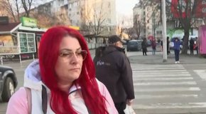 
Майката на детето Благойка Борисова заяви, че на 15 март дъщеря ѝ е ударена от жена, която продава вестници в будка, близо до пешеходна пътека. Детето било с хематом на крака и следи от душене по врата