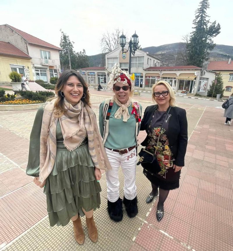 Княгиня Калина присъства на Сурва Земен с Весела Барбукова, вдясно.