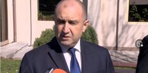 "Такива серии бомбени заплахи текат не само в България, но и в цяла Европа и САЩ. Органите на реда, заедно с партньорските служби, правят всичко възможно да установят източниците на тези заплахи", заяви президентът Руме Радев. 