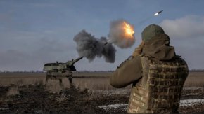 
В писмото се казва конкретно, че украинците се нуждаят от повече средства за противовъздушна отбрана, бронирани верижни машини - включително танкове - и боеприпаси за танкове и артилерия. Доставката на оръжейните системи създава и "последващо задължение" за осигуряване на боеприпаси, сервиз и поддръжка, допълва министерството на финансите.