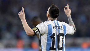 
Лионел Меси стана първият аржентински футболист, достигнал до границата от 100 гола за националния отбор на страната. Седемкратният носител на Златната топка го постигна при разгромната победа със 7:0 над Кюрасао в приятелски мач.