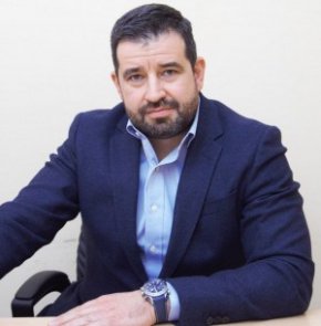 Асистент е в Медицински университет - Пловдив. Има юридически опит като адвокат.
Мавров поема поста от д-р Александър Златанов, настоящ зам.-министър на здравеопазването.
