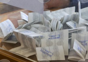  ГЕРБ-СДС е на същото ниво на подкрепа. Активността на вчераштните избори е по-слаба – около 26 000 българи са упражнили правото си на глас на Острова в сравнение с малко над 30 000 през октомври. Гласуването в 118 секции протече спокойно и безпроблемно.