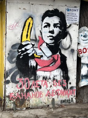 
Интересен графит на emircA се появи в София, който стана известен със своите улични произведения на политическа и социална тематика.
