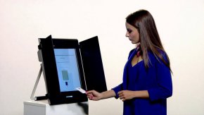 
Най-малко избиратели са гласували с машина в избирателните райони Видин, Разград и Търговище - между 40 и 44%, добави тя. Там хартията печели с между 55 и 60%