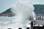 Вълни, предизвикани от тайфуна Хинамнор, се разбиват по крайбрежието на Циндао, Китай, този месец
