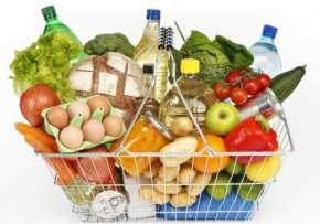 
"Това, че един хранителен продукт е с изтекъл срок, не значи, че е негоден", каза той. Николов препоръча хората да планират и да спестяват пари с пазаруването и готвенето.
