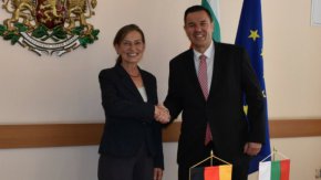 
Той поясни, че заедно с предприемането на конкретни действия България ще продължи и активния диалог с Европейската комисия за намиране на общо решение