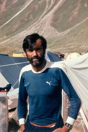 

Освен това, Проданов е първият човек, изкачил Еверест още през април (твърде рано за обичайните атаки на върха) и четвъртият човек, изкачил се сам.
 Какво значат рекордите пред загубата на живот? 