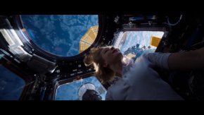 
Филмът се фокусира върху хирург, изигран от актрисата Юлия Пересилд, която е изпратена на МКС, за да извърши операция на космонавт, пострадал по време на излизане в открития космос.