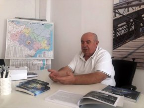 
Новият собственик е компанията "Хотел Добрич" ЕООД, като сделката е сключена на 12 април, но е вписана в Търговския регистър на 20 април 2023 г., показва справка в него. Собственик и управител на фирмата е Борислав Бонев Петков, който по информация на TravelNews е свързан със зърнопроизводителите и едни от големите арендатори в Добруджа – братята Иван и Илко Павлови от Генерал Тошево. Тримата не бяха открити за коментар по отношение за развитието на хотела в бъдеще. От комплекса обясниха, че ще се запази дейността му.
