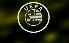 
Българското футболно първенство ще получи място в Лига Европа след последните промени в европейските клубни турнири. От сезон 2024/2025 вицешампионът в Първа лига ще започне участието си от квалификациите на втрия по сила турнир. Тогава ще влязат в сила разширените формати на УЕФА за европейските турнири.
В момента България няма директна квота за Лига Европа. През този сезон шампионът Лудогорец започна от пресявките на Шампионската лига, където отпадна, но след това продължи в групите на Лига Европа, а останалите три тима - Левски, ЦСКА-София и Ботев (Пловдив), играха в квалификациите на Лигата на конференциите съответно като носител на Купата на България и втори и трети в класирането на Първа лига.
През сезон 2024/25 УЕФА ще увеличи броя на държавите, които могат да участват в Лига Европа, като така България ще получи една квота за квалификациите на турнира, която ще се дава на вицешампиона. Българските тимове отново ще имат общо четири места - шампионът ще играе в Шампионската лига, вторият - в Лига Европа, а третият и носителят на Купата - в Лигата на конференциите. Загубилите в Шампионската лига и Лига Европа ще продължават участието си в следващия етап на по-долния турнир.
