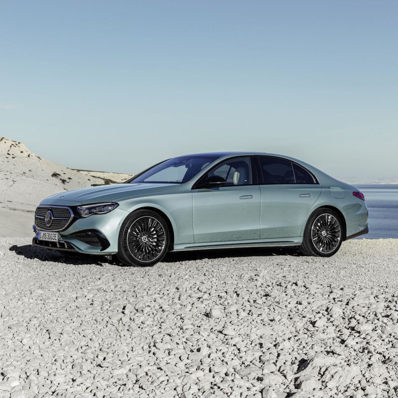 Mercedes-Benz скача в бъдещето с авангардни електрически автомобили като EQE