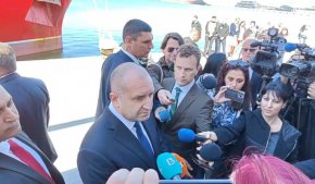
Президентът коментира инцидента срещу главния прокурор като посегателство срещу българските институции. "Подобни деяния трябва да се наказват с най-голямата строгост на закона", каза Радев.