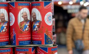 Артикули за коронацията се продават в магазин за сувенири в Лондон на 20 април 2023 г.