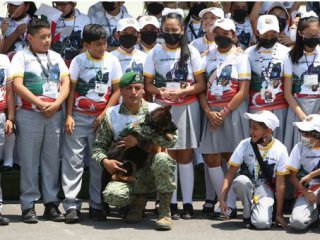 Армията на Мексико посрещна ново кученце за търсене подарено от