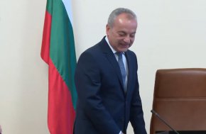Донев отправи покана и към българските граждани, които за пръв път ще могат да разгледат сградата на МС. Тя ще отвори врати за тях на 13 май от 10 часа, за да могат да усетят атмосферата в този законодателен орган. 