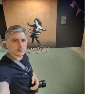 
Актьорът Владо Карамазов разгледа изложба на прочутия британски уличен артист Банкси в Генуа, Италия. "Голяма седмица се получава. Изложба на Banksy в Геноа