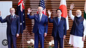 Австралийският министър-председател Антъни Албанес, президентът на САЩ Джо Байдън, японският министър-председател Фумио Кишида и индийският министър-председател Нарендра Моди позират преди срещата на четворката на 24 май миналата година в Токио, Япония.