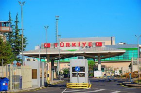
От консулството напомнят на българските граждани, пътуващи в Турция, че е тяхно задължение да имат здравна застраховка, валидна на турска територия.
