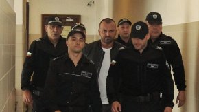 Вместо това униформеният и колежката му ескортирали Любенов, като полицаите бяха заснети от камери да следват колата му.