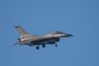 Изтребител F-16 Fighting Falcon разпъва шасито си, за да се приземи на военното летище на САЩ в Шпангдалем на 7 февруари.  Harald Tittel/picture alliance/Getty Images