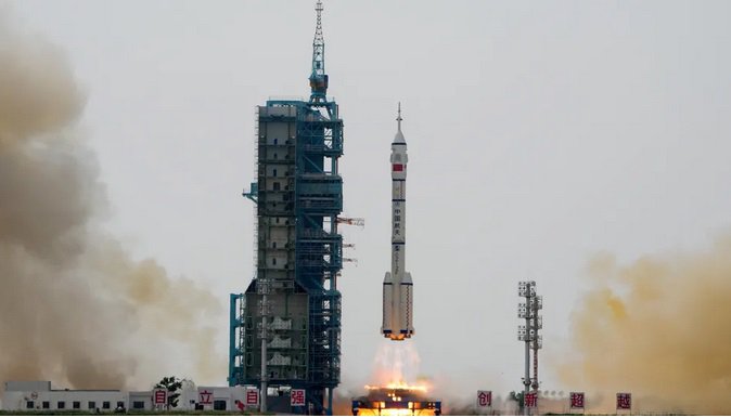 Във вторник Китай изпрати първия си граждански астронавт в орбита,