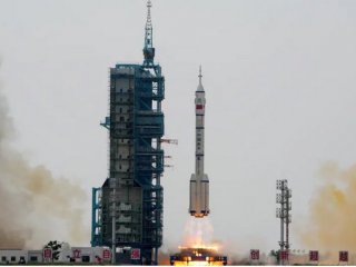 Във вторник Китай изпрати първия си граждански астронавт в орбита