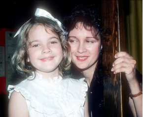48-годишната актриса е разказвала в миналото как майка ѝ Джейд (на снимката от 1982 г.) я е водила на холивудски партита и в нощни клубове, когато е била малка.