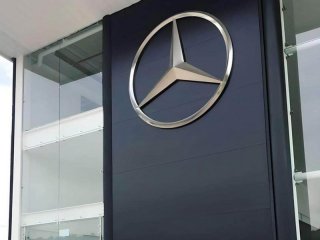 Трите точки на звездата на Mercedes Benz заедно представляват стремежа на
