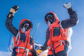 Шейна Унгер (вляво) и Скот Леман празнуват изкачването си на Еверест.