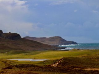 До дъждовния остров Айли край западното крайбрежие на Шотландия невинаги