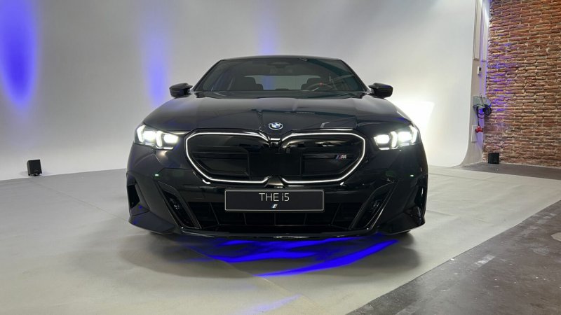 BMW i5 M60 е представен в нов цвят: Black Sapphire.