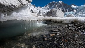 Вода капе под ледника Кхумбу в Непал, докато ледът се топи.