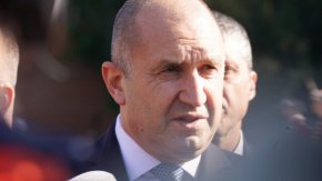 "Курсът на новото правителство е да тласка България все по-близо до войната. Не считам, че е уместно политици със скромна електорална подкрепа да говорят и да поемат такива тежки ангажименти от името на България", настоя президентът Румен Радев. 