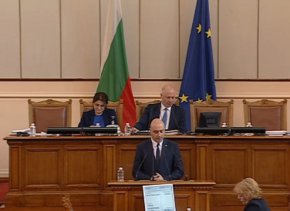 От трибуната на парламента Атанас Славов приветства вчерашното решение на Висшия съдебен съвет за откриване на нова процедура за избор на главен прокурор, но предупреди