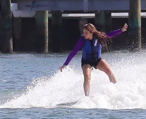 Шакира демонстрира впечатляващите си умения по уейкборд в Маями