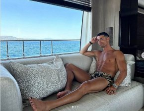 Кристиано Роналдо с черен лак на краката