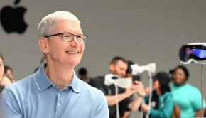 лавният изпълнителен директор на Apple Тим Кук разговаря с представители на медиите до новата слушалка за виртуална реалност Apple Vision Pro по време на Световната конференция за разработчици (WWDC) на Apple в кампуса Apple Park в Купертино, Калифорния, на 5 юни 2023 г. В понеделник Apple представи първите си слушалки за виртуална реалност, като отправи предизвикателство към собственика на Facebook Meta на пазар, който все още не е изкушил потребителите отвъд любителите на видеоигрите и технологичните маниаци. Премиерата е най-значимото продуктово представяне на емблематичния производител на iPhone, откакто през 2015 г. представи Apple Watch.