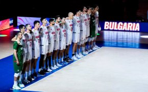 Волейболните национали слушат химна в залата на Конгресния център в Анахайм преди мача с Германия
