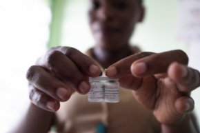 
Инжекциите Mosquirix (RTS,S/AS01) вече са използвани в пилотни програми в Гана, Кения и Малави и са приложени на повече от 1,7 милиона деца от 2019 г. насам, се казва в съвместно изявление на СЗО, Глобалния алианс за ваксини GAVI и Детския фонд на ООН (УНИЦЕФ).