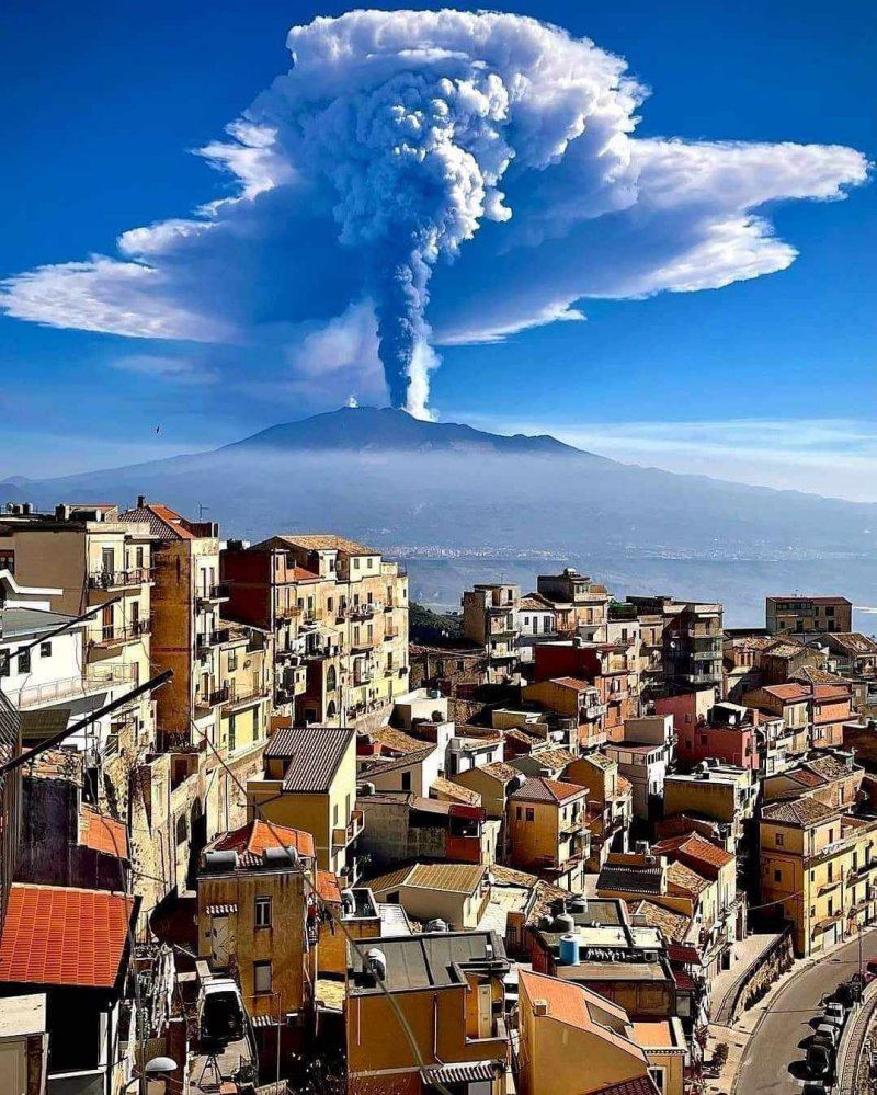 И Етна изпуши: Фото на деня
