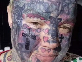 Майка с повече от 800 татуировки твърди че социалният ѝ