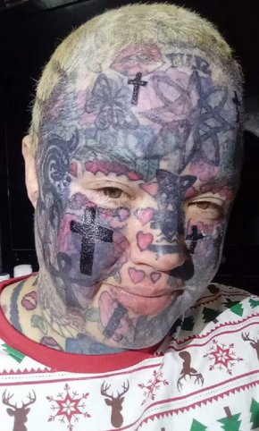  Майка с повече от 800 татуировки твърди, че социалният ѝ живот е бил съсипан, след като ѝ е било забранено да влиза в кръчма. 