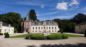 Цените на френските замъци са се понижили, тъй като кризата на пазара на недвижими имоти продължава да го засяга, съобщи Le Figaro. 