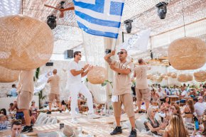 Освен дневните гръцки партита, заведенията на южния плаж в курорта са подготвили и още много други музикални изненади