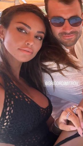 
Григор Димитров, който е ривиерски жител, но на Монте Карло, пък си пусна снимки как се натиска на плажа с неговата нова, а според нея самата - стара, румънска приятелка.